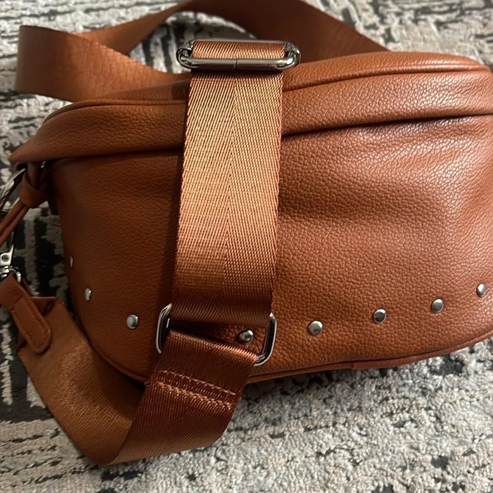 Elegant Tan Leather Crossbody Bag